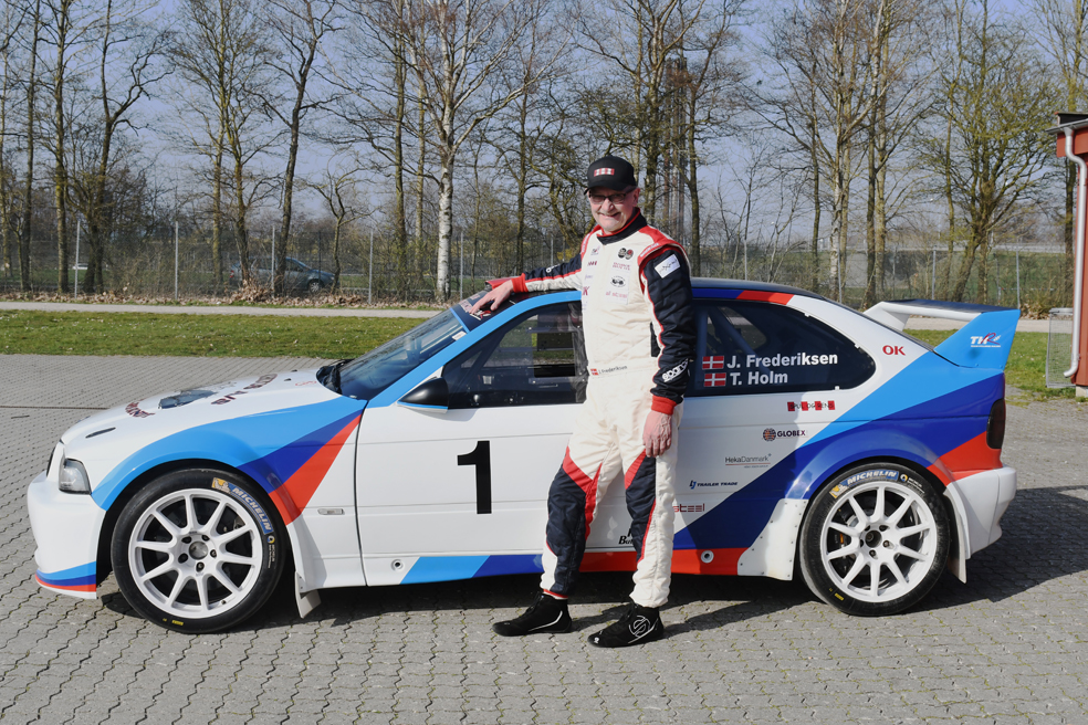 John Frederiksen med den nyrenoverede BMW Compact M3 i nyt og mere farverigt antræk efter en vellykket funktionstest i Roskilde.
(Foto: Morten Dam - autoMOTIV/specialpress)
